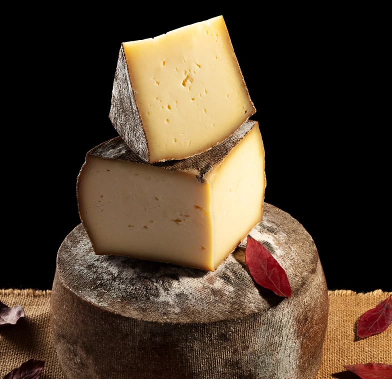 Queso Cerréu de Tresviso, Cantabria: pieza y cuña ahumada y madurada en cueva, elaborado artesanalmente por Javier Campo.