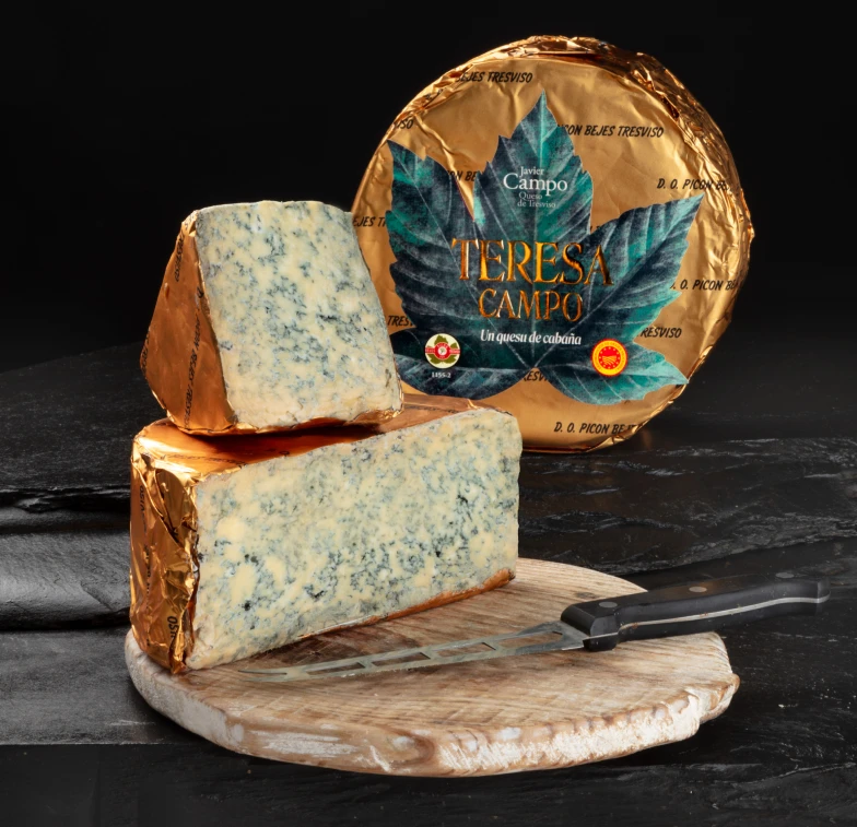 Queso azul Teresa Campo de Tresviso, Cantabria, pieza y porción sobre tabla, envuelto en papel dorado y etiqueta distinguida, elaborado por Javier Campo.