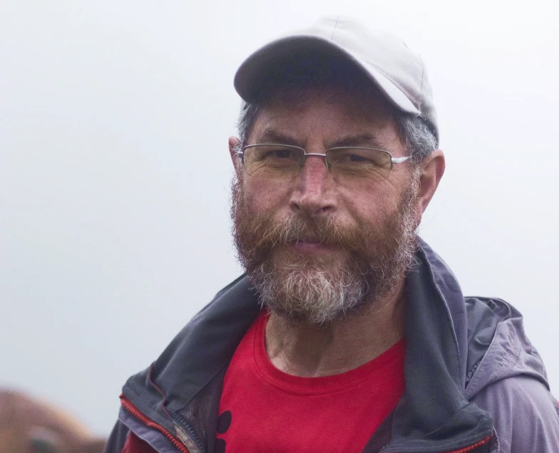 Javier Campo en el exterior de Tresviso, continuando el legado quesero familiar.