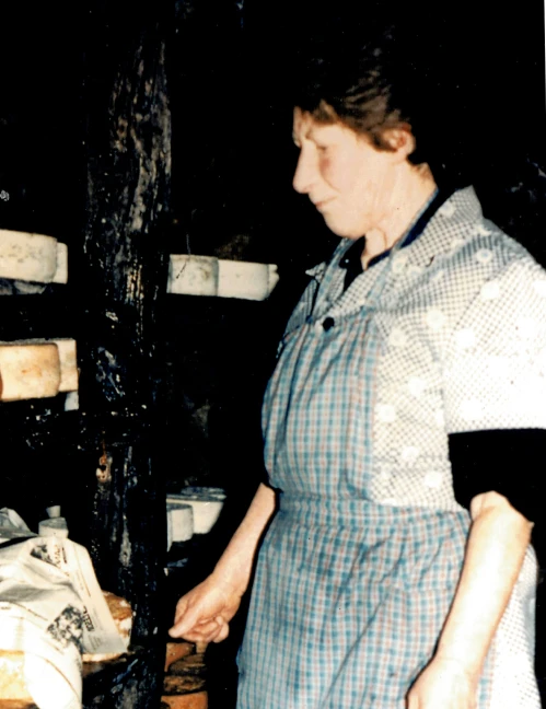 Teresa Campo revisando los quesos en la cueva de maduración de Tresviso.